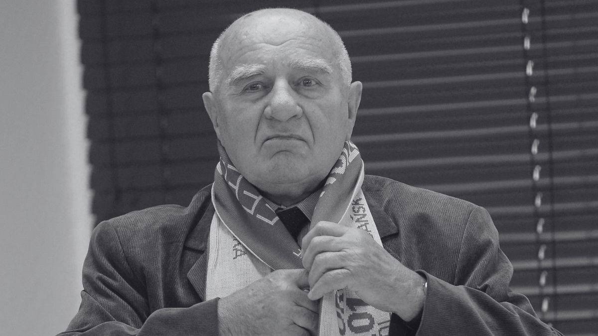 Portret Stanisława Majorka w czerni i bieli, z szalikiem na szyi.