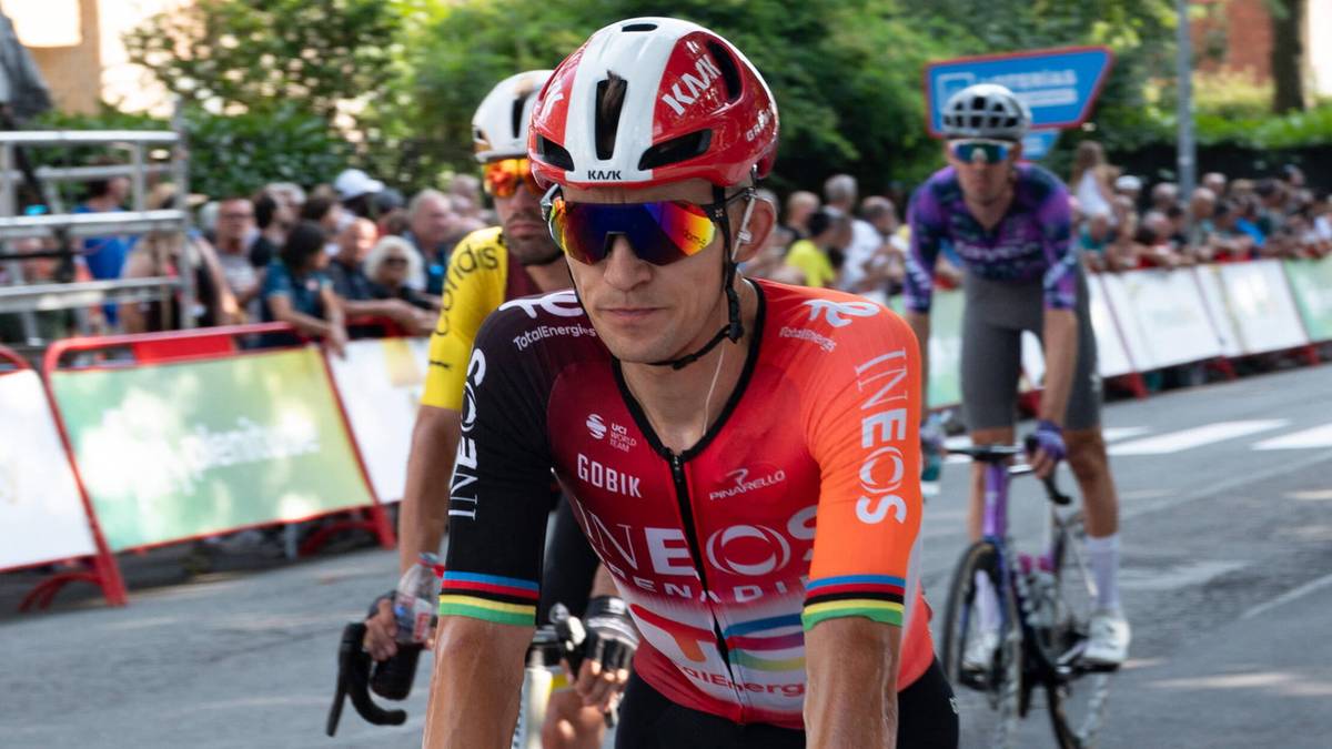 Kolarz w kasku i okularach przeciwsłonecznych na rowerze