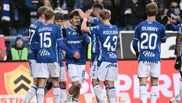 Piłkarze Lecha Poznań w niebieskich strojach świętują po zdobytej bramce lub wygranym meczu.