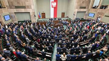 Widok z g&oacute;ry na salę plenarną Sejmu, gdzie siedzą posłowie.