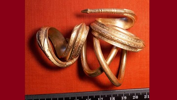 Znaleziono niezwykle cenną złotą bransoletę sprzed 1700 lat. Trafili na nią hobbyści
