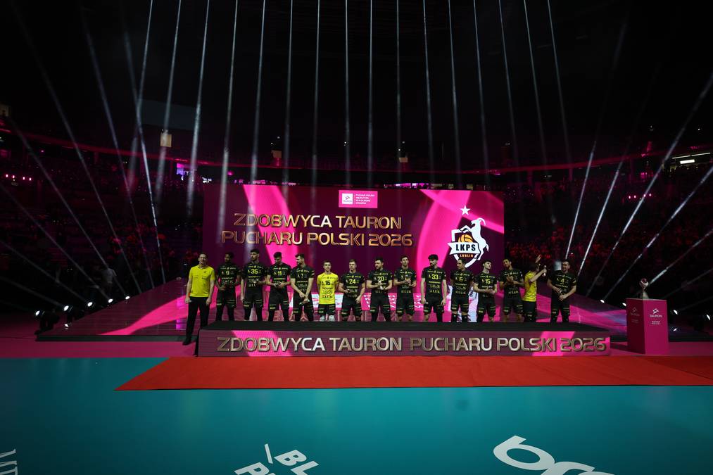 Drużyna siatkarska Bogdanka LUK Lublin świętuje zdobycie Pucharu Polski na podium.