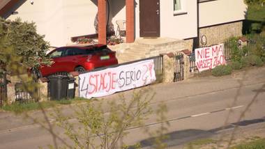 Tir za tirem przez niewielką wieś. Powstają tam stacje paliw dla ciężarówek