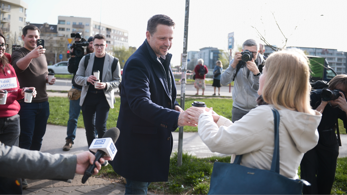 Rafał Trzaskowski podziękował wyborcom. Rozdawał w Warszawie kawę