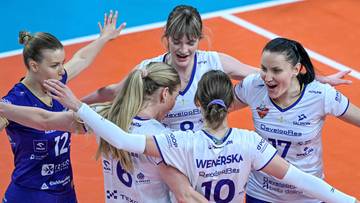 Siatkarki świętujące zdobyty punkt na boisku.