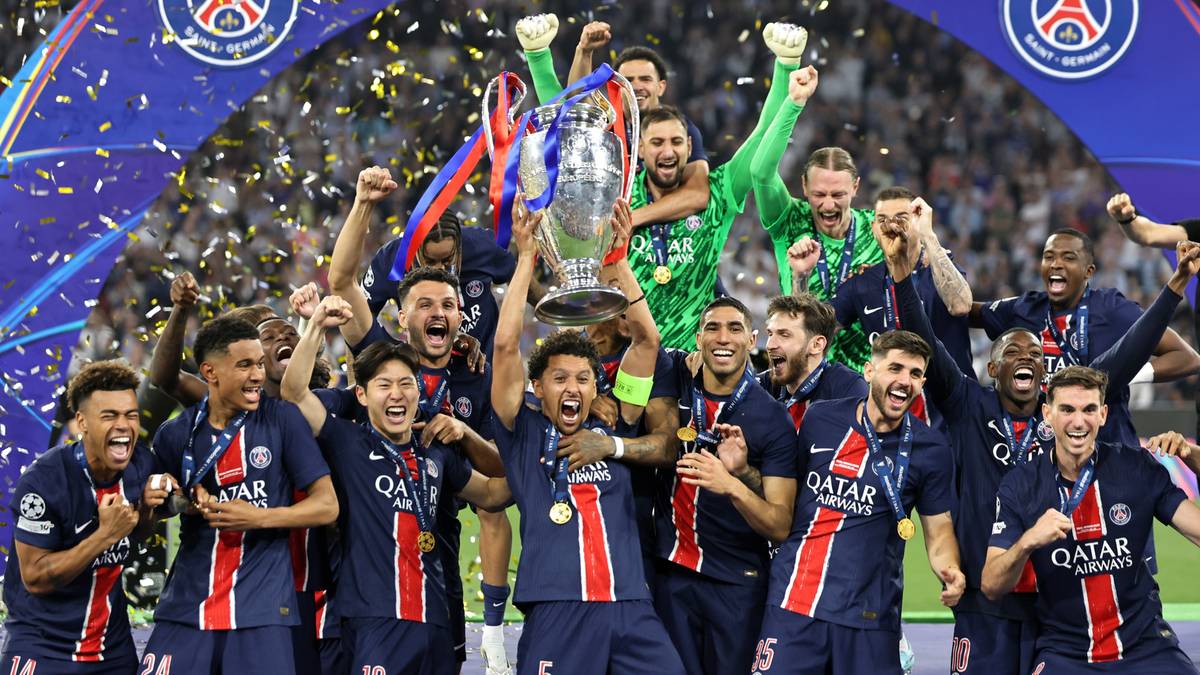Piłkarze PSG świętują zwycięstwo w Lidze Mistrzów, trzymając puchar.