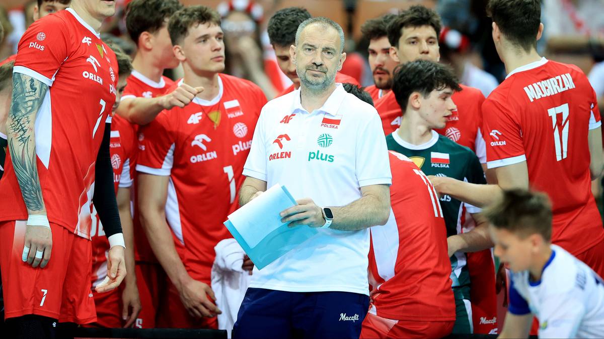 Trener siatkarskiej reprezentacji Polski i zawodnicy na boisku.
