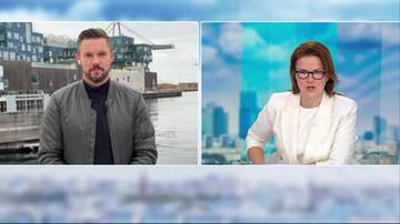 Dwóch prezenterów w formie wideokonferencji, jeden w scenerii przemysłowej, drugi w studiu telewizyjnym.