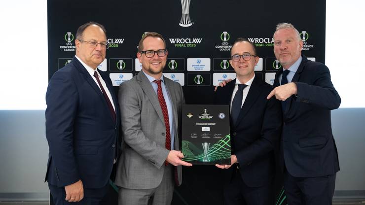 Marian Kmita, Charlie Marshall, Piotr Pykel oraz Guy-Laurent Epstein podczas uroczystości wręczenia nagrody Telewizji Polsat przez UEFA