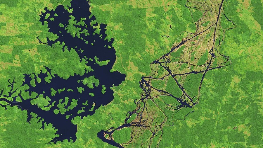 Po prawej stronie dawny bieg rzeki Xingu, a po lewej obecny. Fot. NASA.