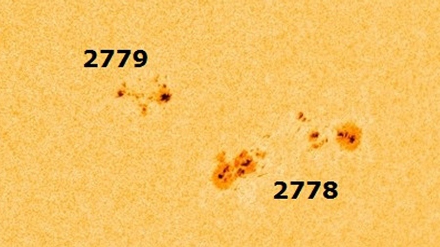 Dwa kompleksy plam na powierzchni Słońca. Fot. NASA / SDO.