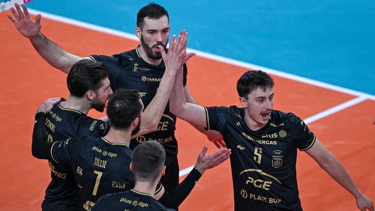 Siatkarze PGE Projekt Warszawa podczas meczu, świętujący zdobyty punkt.