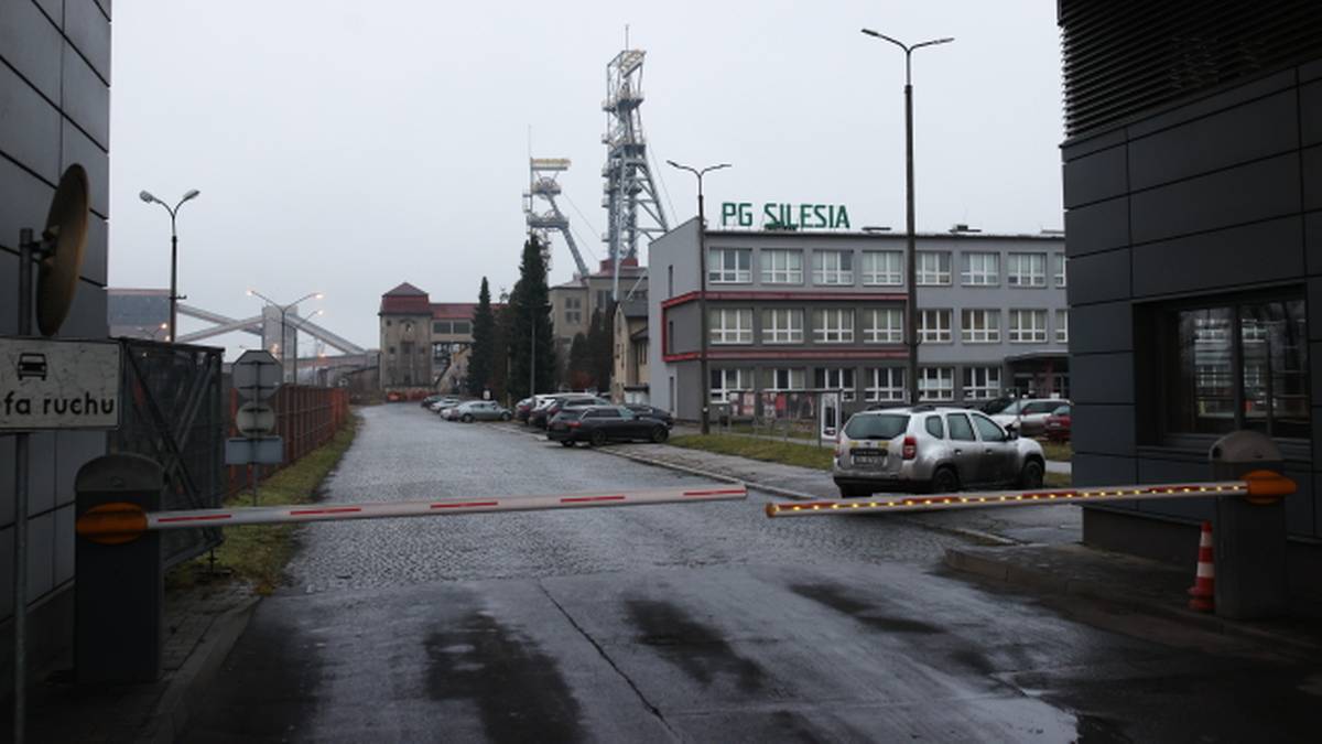 Widok na teren kopalni PG Silesia z budynkiem administracyjnym i wieżami szyb&oacute;w.