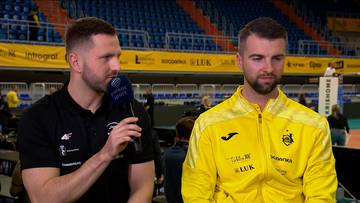 Kamil Nalepka i Maciej Kołodziejczyk po meczu PGE Projekt Warszawa - Bogdanka LUK Lublin. Mężczyzna w czerni trzyma mikrofon, obok stoi mężczyzna w ż&oacute;łtej kurtce.