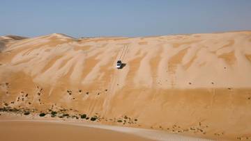 Samochód terenowy na pustynnych wydmach w Maroku.