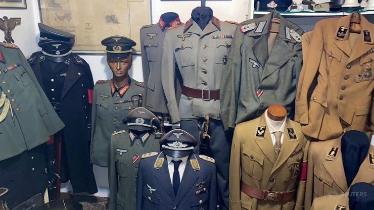 Brazylia. Kolekcja nazistowskich przedmiotów w domu mężczyzny podejrzanego o pedofilię