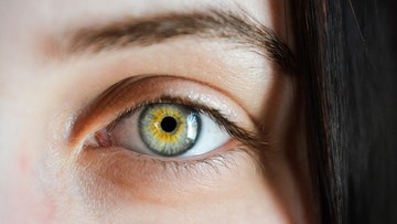 Zakażenie koronawirusem przez oczy. Jak mu zapobiec?