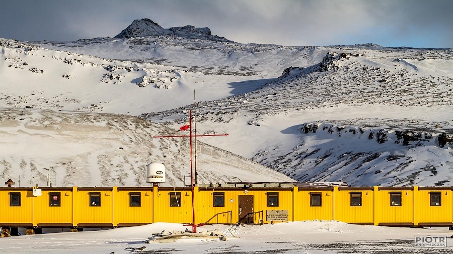 Aktualny wygląd Polskiej Stacji Antarktycznej im. Henryka Arctowskiego. Fot. Facebook / Arctowski Polish Antarctic Station / Piotr Andryszczak.