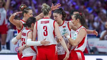 Siatkarka Magdalena Stysiak z numerem 3 na plecach w otoczeniu koleżanek z drużyny podczas meczu siatk&oacute;wki.