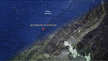 Mapa satelitarna P&oacute;łnocnego Atlantyku z zaznaczonym punktem na Oceanie Atlantyckim.