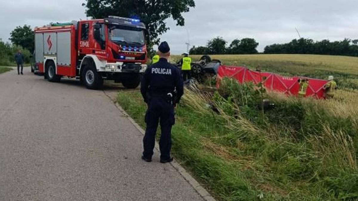 Droga w Postolinie po wypadku BMW, straż pożarna i policja na miejscu
