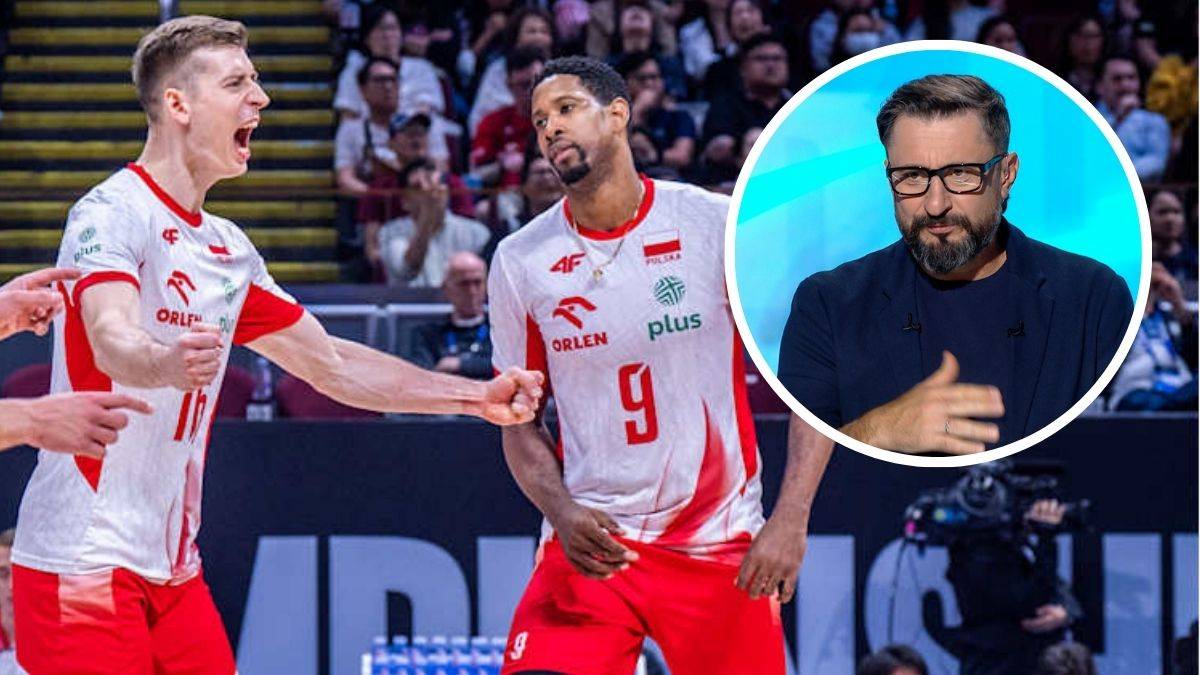 Dwóch siatkarzy w biało-czerwonych strojach z numerami 9 i 2, jeden z nich krzyczy, podczas gdy drugi patrzy przed siebie. W prawym górnym rogu znajduje się okrągłe zdjęcie Jakuba Bednaruka w okularach, który gestykuluje.