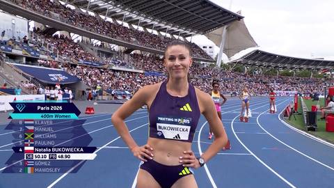 Natalia Bukowiecka, polska lekkoatletka, stoi na bieżni stadionu podczas zawod&oacute;w.