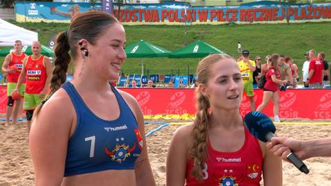 Dwie zawodniczki sport&oacute;w plażowych, Zofia Jeżowska i Katarzyna Guttmann, po wygranym meczu udzielają wywiadu.