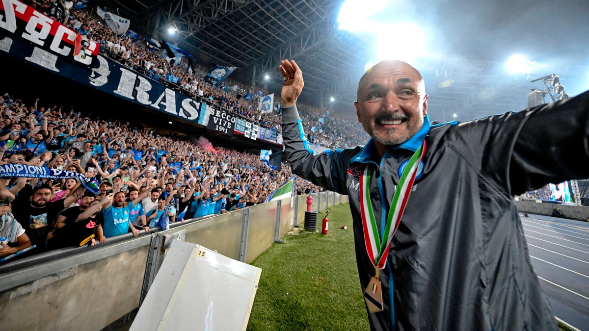 Piękny gest trenera Luciano Spallettiego! Oddał koszulkę Maradony