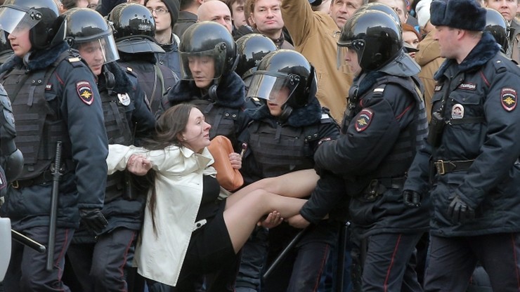 UE wzywa Rosję do wypuszczenia zatrzymanych demonstrantów