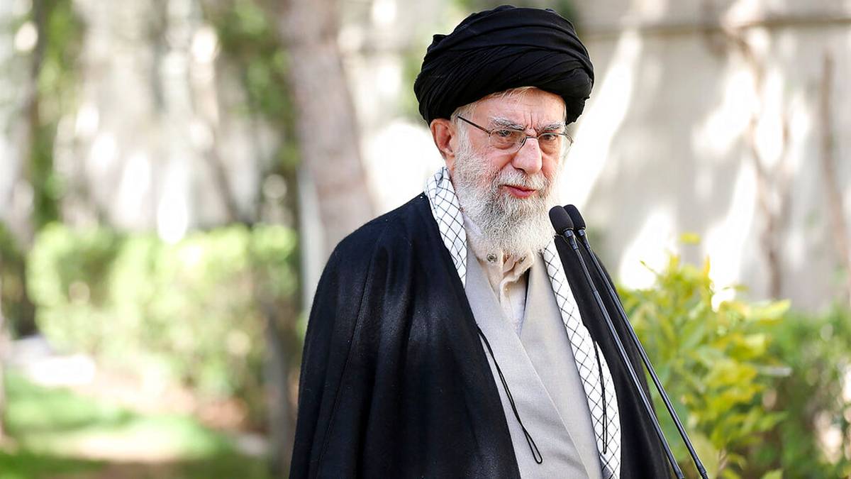 Ajatollah Ali Chamenei w czarnym turbanie i szacie.