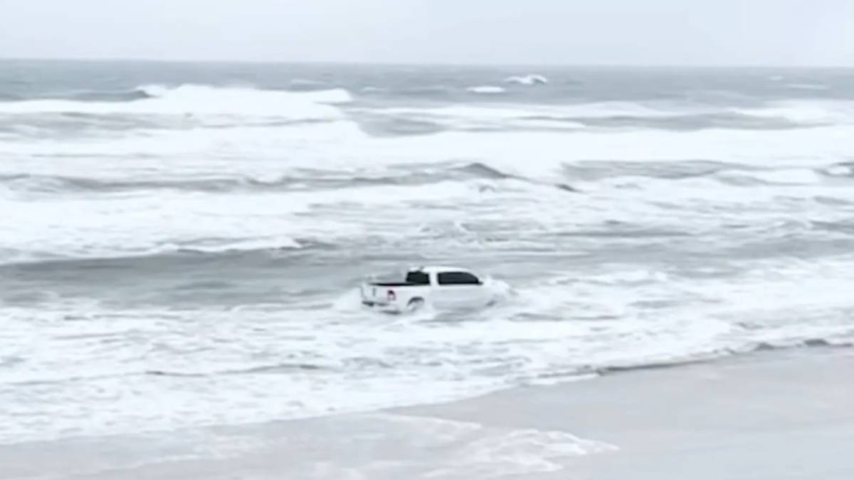 Wjechał autem do oceanu. Kuriozalne tłumaczenie