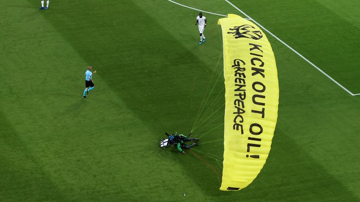 Euro 2020: Ekoaktywista na paralotni lądował na boisku przed meczem Niemcy-Francja. Dwie osoby zostały ranne