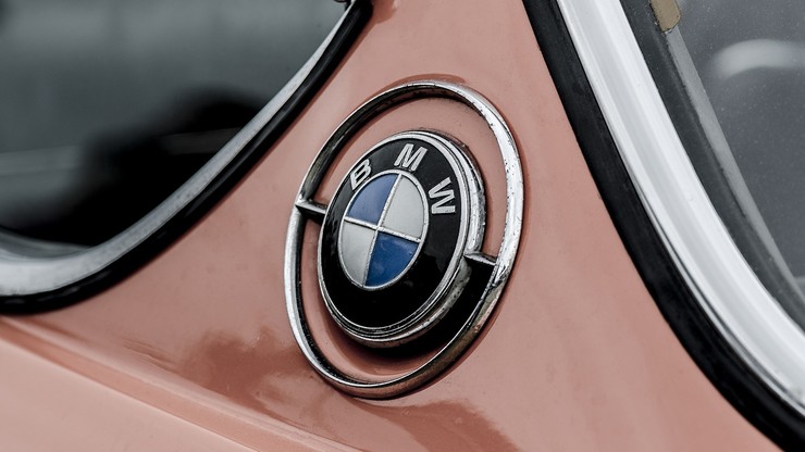 W magazynie znaleziono klasyczne modele BMW z lat 90. Są fabrycznie nowe. Trafią na aukcję
