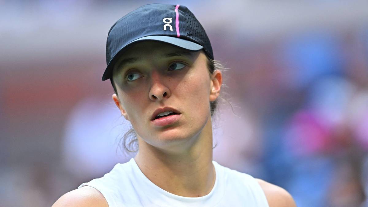 Portret Igi Świątek z bliska, z widoczną czapką z daszkiem.