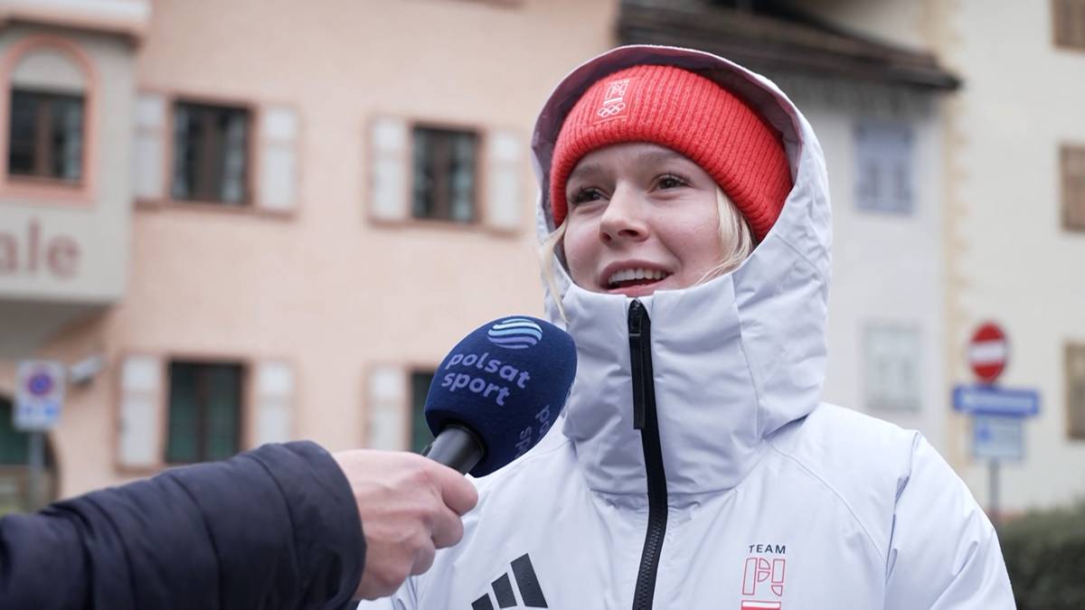 Pola Bełtowska w czerwonej czapce i zimowej kurtce udziela wywiadu do mikrofonu Polsatu Sport.