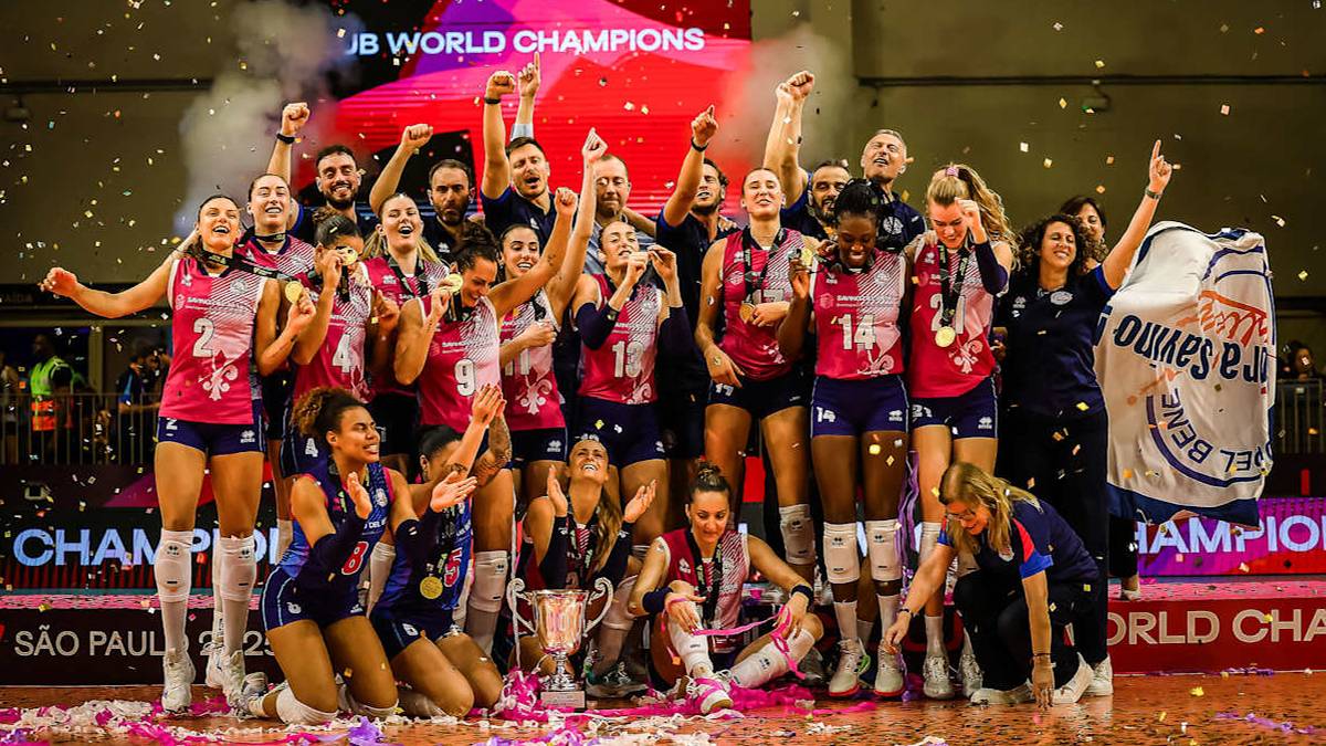 Drużyna siatkarek Savino del Bene Scandicci świętuje zwycięstwo na podium, obsypana konfetti.