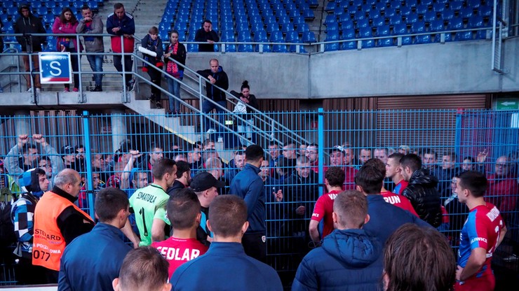 Kibice Piasta Gliwice grożą piłkarzom! "Jak przegracie na Zabrzu, to dostaniecie..."