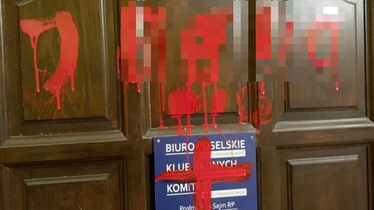 Głogów: atak na biuro posła PiS Wojciecha Zubowskiego. Wandale namalowali farbą obraźliwy napis
