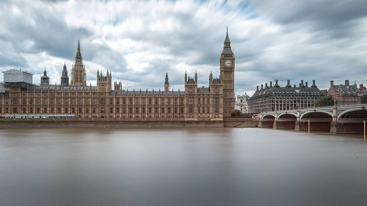 Chińscy "łowcy głów" grasują w sieci. Brytyjczycy podnoszą alarm