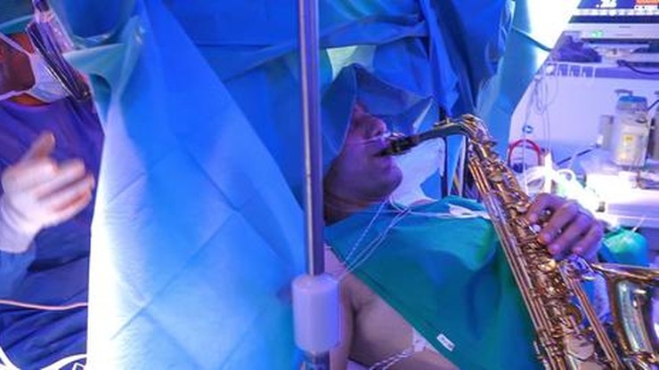 Włochy. Mężczyzna grał na saksofonie podczas własnej operacji usunięcia guza mózgu