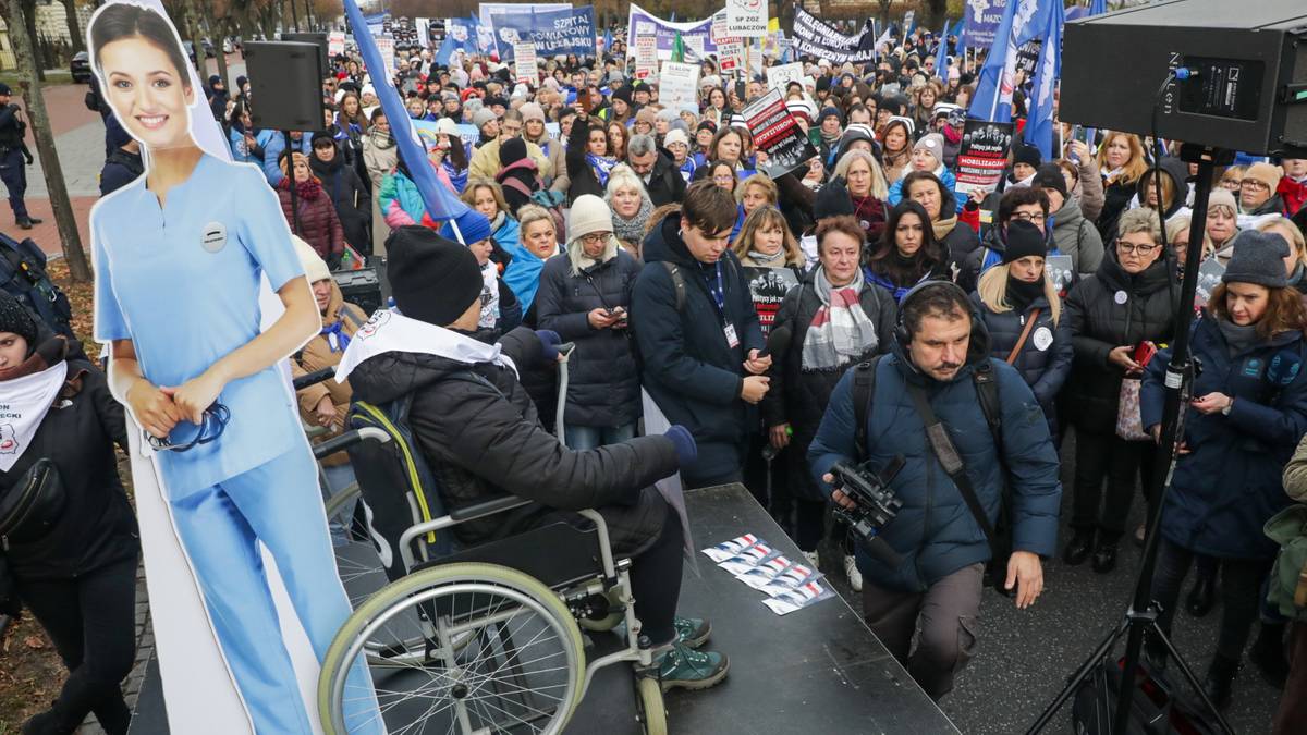 Setki pielęgniarek przed KPRM. Premier do nich nie wyszedł