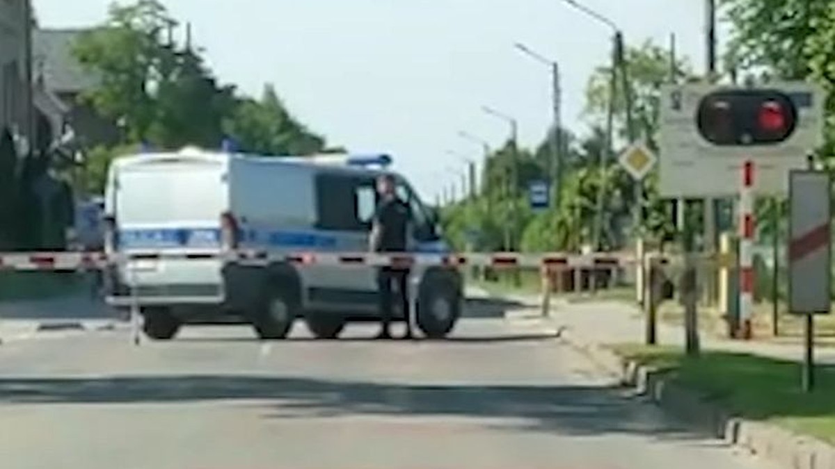 Radiowóz utknął na przejeździe. Policjant ukarany mandatem