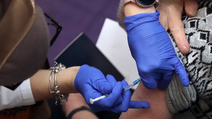 Hiszpania zatwierdziła czwartą dawkę szczepionki; dostaną ją osoby o niskiej odporności
