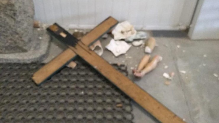 Nieznany sprawca zniszczył krucyfiks w kaplicy w Płońsku. Sprawą zajmuje się policja