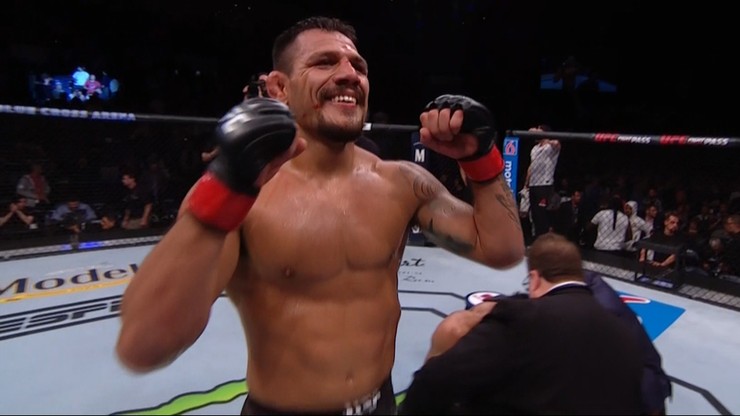 UFC Fight Night: Chłodne przywitanie Lee z nową kategorią. Efektowny powrót dos Anjosa