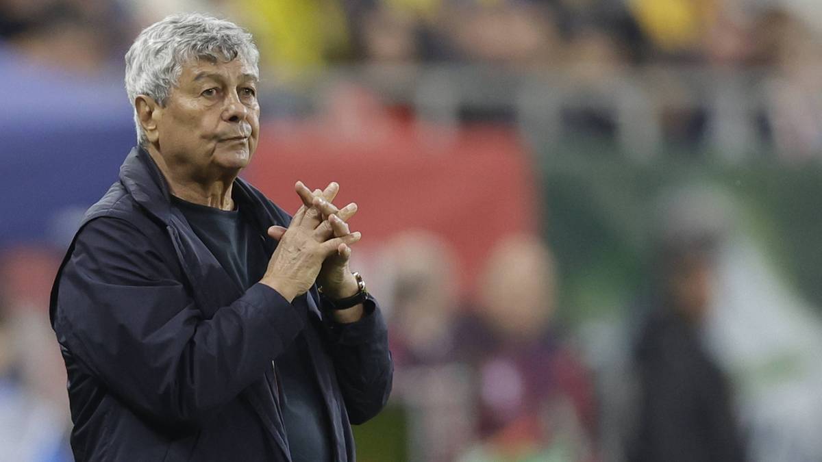 Mircea Lucescu, selekcjoner reprezentacji Rumunii, z dłońmi złożonymi przed sobą.