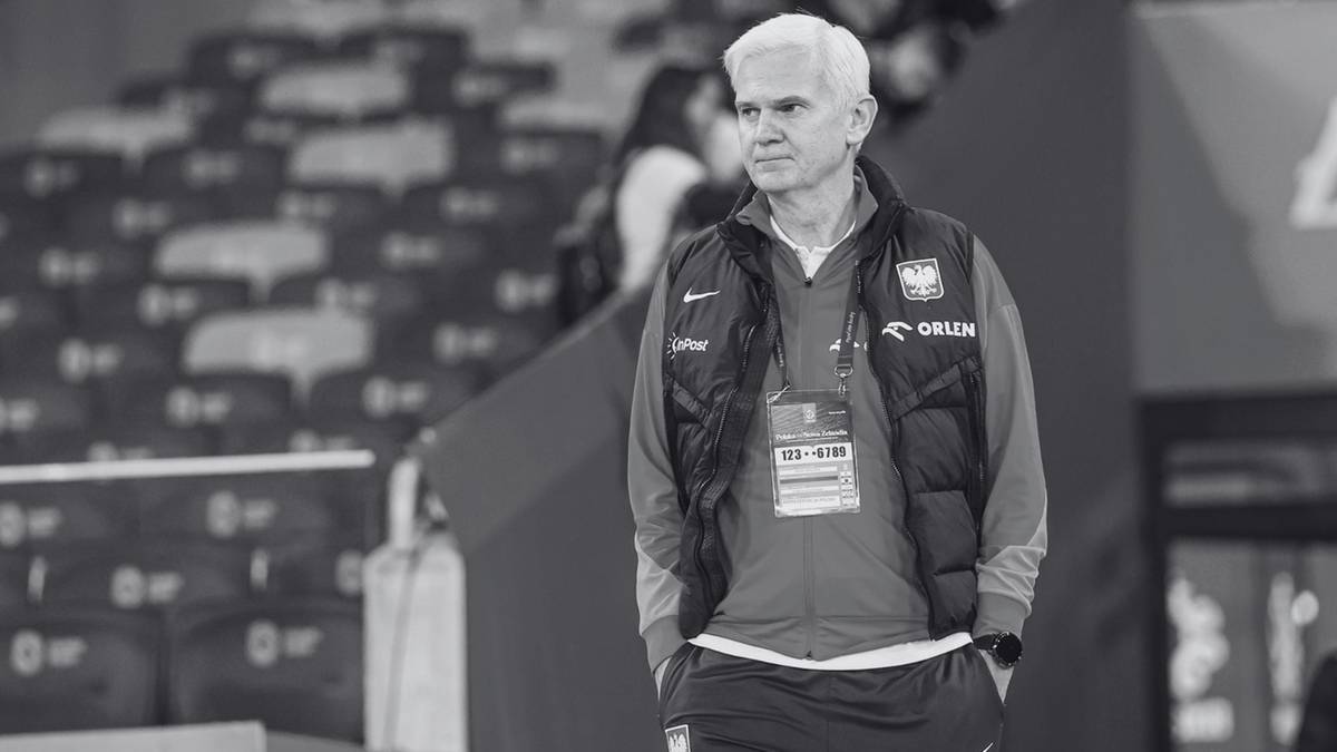 Jacek Magiera, drugi trener polskiej reprezentacji w piłce nożnej, w kamizelce z logo reprezentacji.