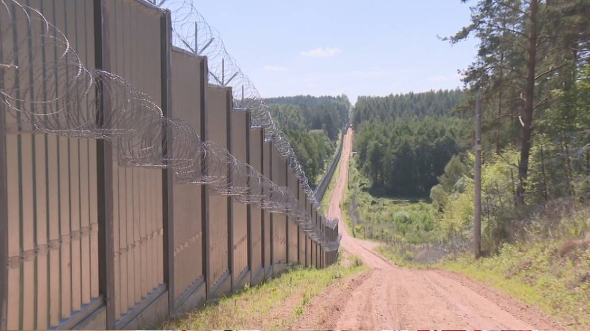 Napięta sytuacja na granicy z Białorusią. "Kamienie wielkości pięści, konary z gwoździami"