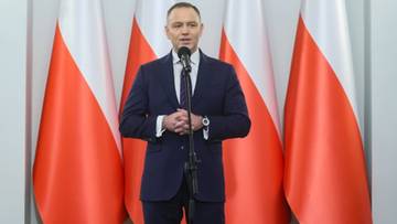 Prezydent Karol Nawrocki przed polskimi flagami